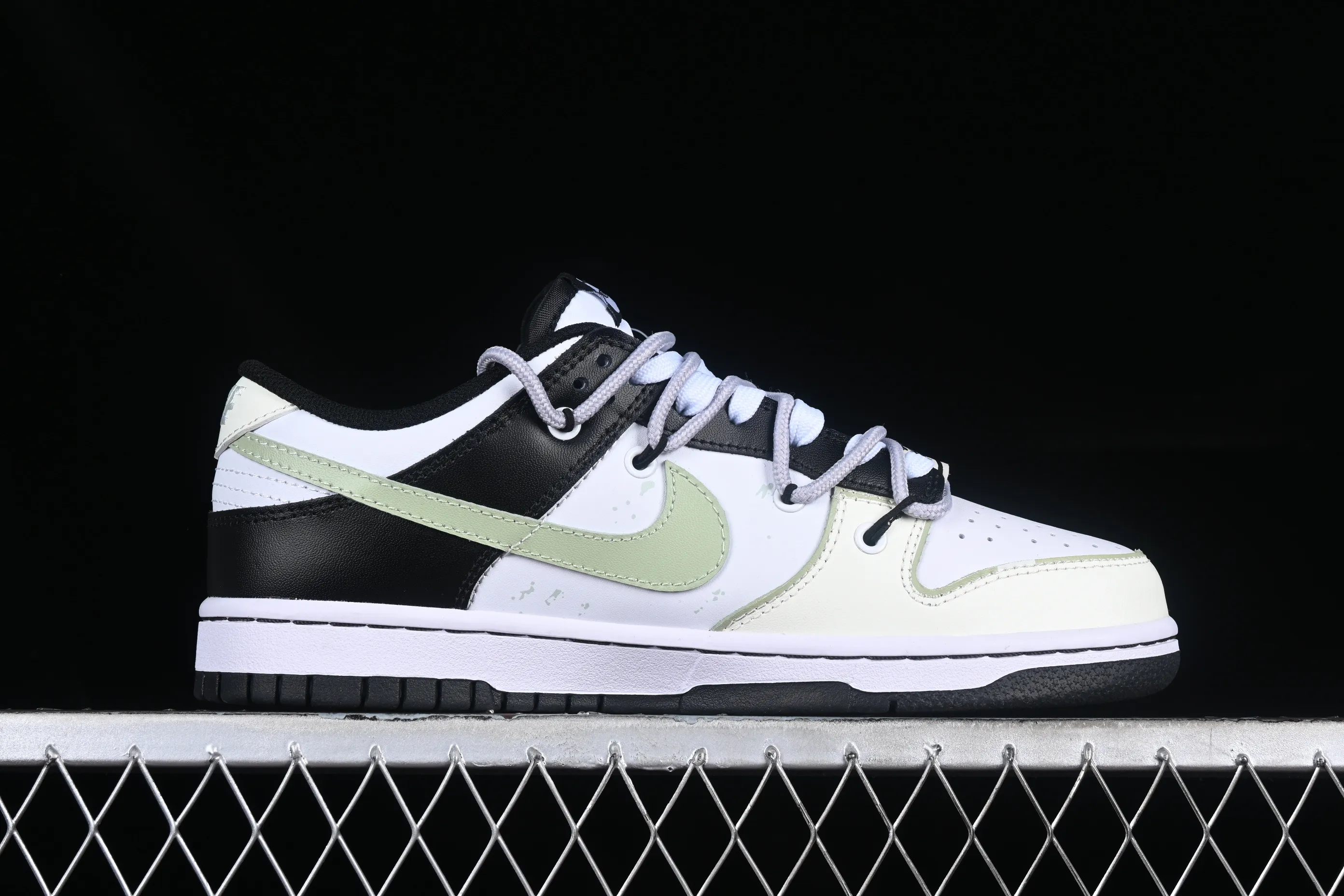 All Categories Nk SB Dunk Series Nk SB Dunk Low Low-top sneakers Nk Dunk Low Rolling in Black and white yellow panda Graffiti simple SB strap low-top casual sneakers DD1503-101